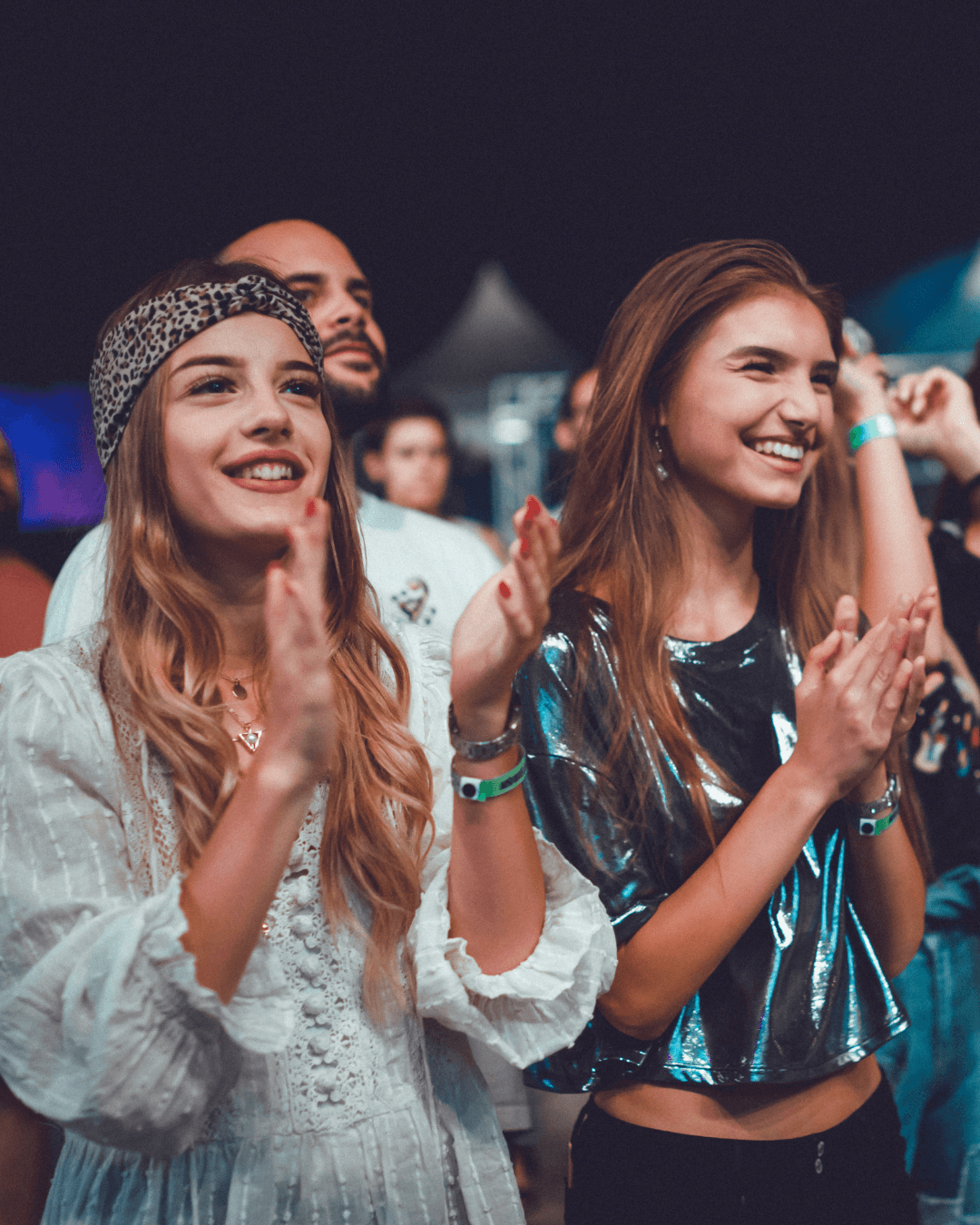 Público vibrando em um evento ao vivo